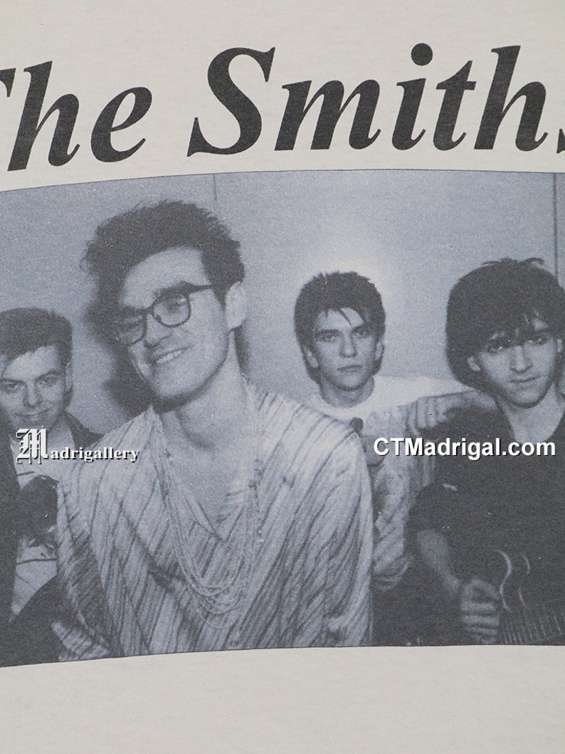 K&ouml;nnte beinhalten: Schwarz-Wei&szlig;-Fotografie der Band The Smiths. Die Bandmitglieder stehen eng beieinander, mit dem Bandnamen oben im Bild. Das Bild enth&auml;lt den Text "CTMadrigal.com" und "Madrigallery".