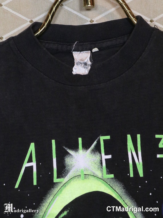 RARE Vintage Aliens Vs Predator Mega Print T Shirt Size XL Comic Images 90s