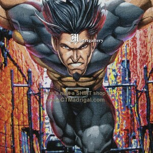 Puede incluir: Una ilustraci&oacute;n colorida de un personaje de superh&eacute;roe con cabello negro y una expresi&oacute;n decidida, corriendo por un callej&oacute;n de la ciudad. La imagen es un dise&ntilde;o gr&aacute;fico para una camiseta.