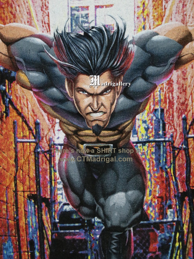 Puede incluir: Una ilustraci&oacute;n colorida de un personaje de superh&eacute;roe con cabello negro y una expresi&oacute;n decidida, corriendo por un callej&oacute;n de la ciudad. La imagen es un dise&ntilde;o gr&aacute;fico para una camiseta.