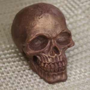 Calavera gigante de chocolate con leche: un dulce artesanal de Halloween.