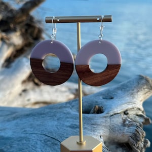 Pendientes ligeros de madera de nogal y resina de lavanda con ganchos bañados en plata: colores marrón, lavanda, morado y plateado