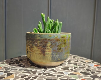 Handgefertigter Blumentopf aus Keramik (Ø 12,5 cm) in grün und schwarz
