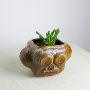 Robot planter / flower pot made of ceramic - handmade in Germany
