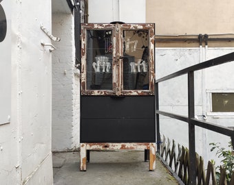 Design Vitrine aus alten Fenstern Upcycling Möbel Schrank schwarz Holz