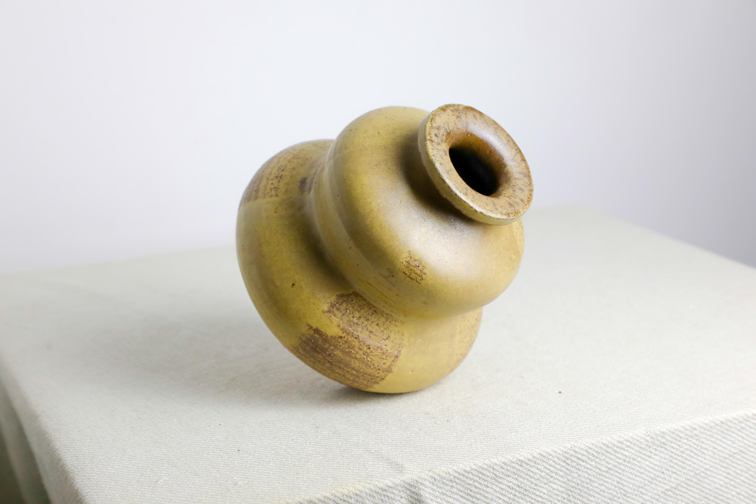 手作りの陶器の花瓶（13.5 cm）茶色 - Etsy 日本