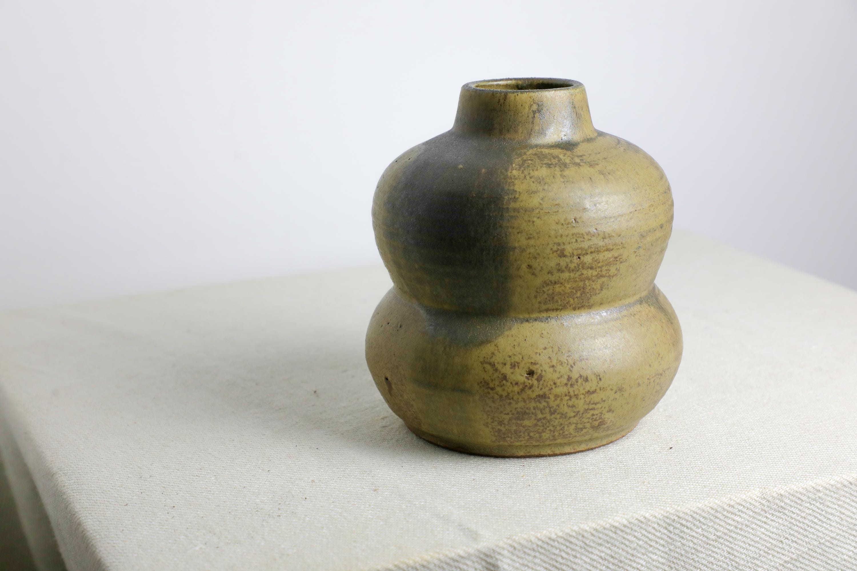 手作り陶器の花瓶 茶色・緑 アーティストのサイン入り手作り花陶器緑と