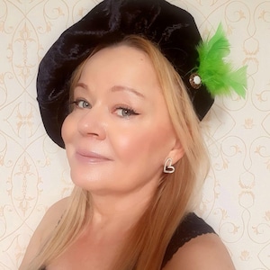 Black Velour Medieval HAT BERET Green Feather Tudor Renaissance Artist Costume