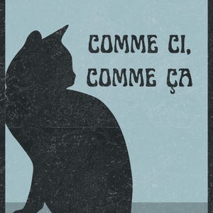 以下が含まれることがあります： ヴィンテージ風のテクスチャのある背景に黒い猫のシルエット。テキスト「COMME CI, COMME CA」は太字でスタイリッシュなフォントで書かれています。