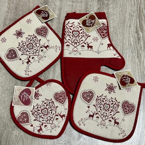 Può includere: Set di quattro presine a forma di cuore rosso e crema con un design invernale. Le presine hanno un bordo rosso e uno sfondo crema con un motivo ripetuto di cuori, foglie e fiocchi di neve. Le presine sono perfette per proteggere le mani dalle superfici calde.