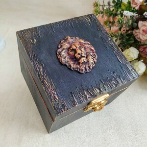 Portagioielli in legno gender-neutral con leone Portagioielli nero Piccola scatola di legno Portaoggetti Regalo di compleanno per lui Idea di San Valentino per BFF