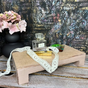 Pequeña bandeja elevadora de madera Boudoir Decoración rústica del baño Tabla de servir desgastada de madera