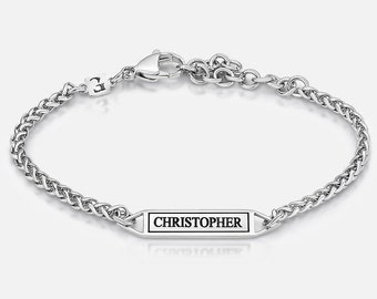 Op de afbeelding: Zilveren kettingarmband met een rechthoekig label met de tekst "CHRISTOPHER".