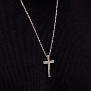 Collar con colgante de cruz de acero inoxidable personalizado para hombres, regalo de bautismo, joyería cristiana, collar con cruz grabada, colgante de cruz de joyería