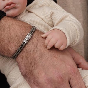Familienaamarmband, gouden vaderarmband, kindernaamarmband, papa-armband, papa-sieraden, cadeau voor papa, jubileumcadeau, cadeau man