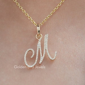 Colgante de moissanita con inicial de corte redondo y letra M personalizada/Colgante de moissanita con inicial cursiva para regalo de dama de honor