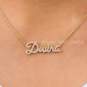 Colgante de moissanita con placa de nombre personalizada / Colgante de moissanita redonda de oro amarillo / Colgante de moissanita con letra hecha a mano, regalo de cumpleaños