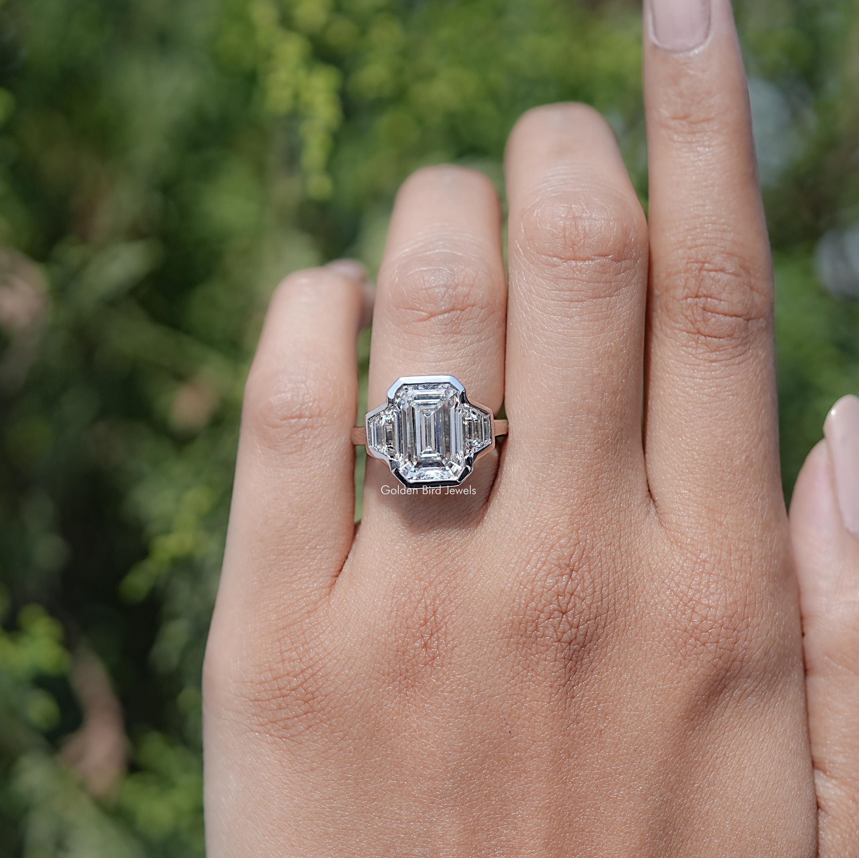 エメラルドカットラボダイヤモンド3ストーンリング/ステップカット台形