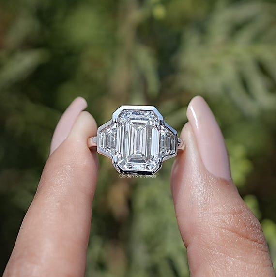 エメラルドカットラボダイヤモンド3ストーンリング/ステップカット台形