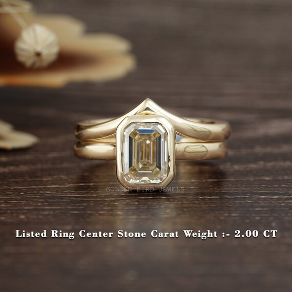 Curved wedding band for emerald cut deals