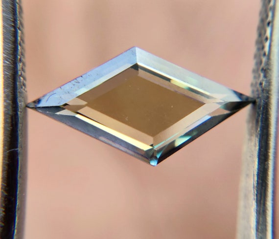 1,66 carat 14.21 * 7,71 * * * 2,54 MM Rose coupe inégale Moissanite avec Inclusion pour la fabrication de bague/pendentif | Moissanite en vrac | Rose Cut Moissanite inégale 63d37d 1,66 carat 14.21 * 7,71 * * * 2,54 MM Rose coupe inégale Moissanite avec Inclusion pour la fabrication de bague/pendentif | Moissanite en vrac | Rose Cut Moissanite inégale 63d37d