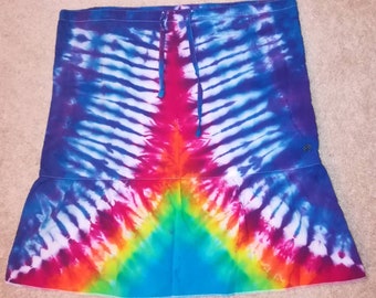 Rich rainbow colors in this ladies Columbia above the knee skirt size 5 skirt. Features a v pattern of rainbow colors.