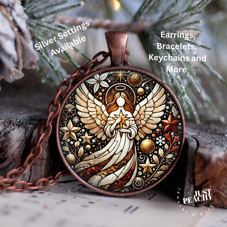 Op de afbeelding: Een koperkleurige hangerketting met een gedetailleerd engelontwerp. De engel houdt een ster vast, omringd door sterren en decoratieve elementen. De tekst "Silver Settings Available" en "Earrings, Bracelets, Keychains and More" zijn zichtbaar.