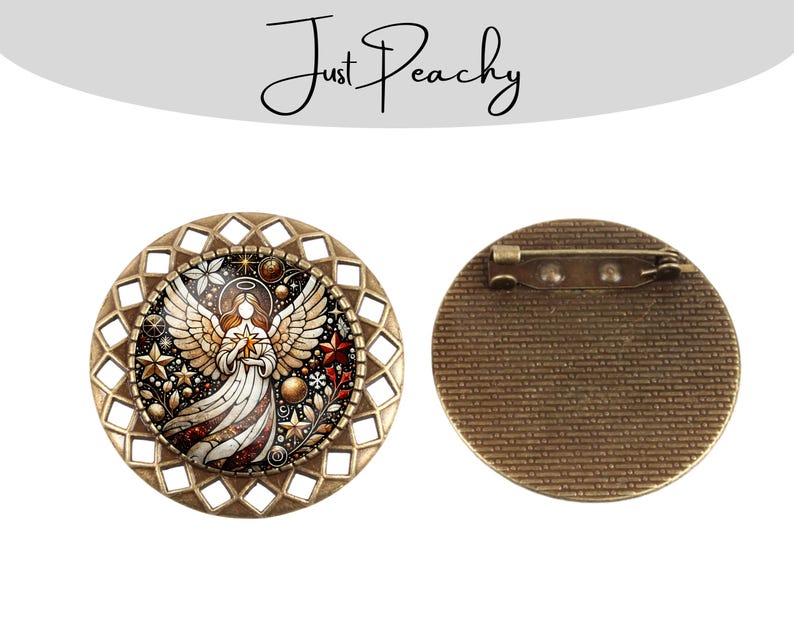 Op de afbeelding: Een ronde, bronskleurige broche met een engelontwerp. De engel houdt een ster vast, omringd door sterren en bloemmotieven. De broche heeft een decoratieve, opengewerkte rand en een speldrug. De tekst "Just Peachy" staat bovenaan.