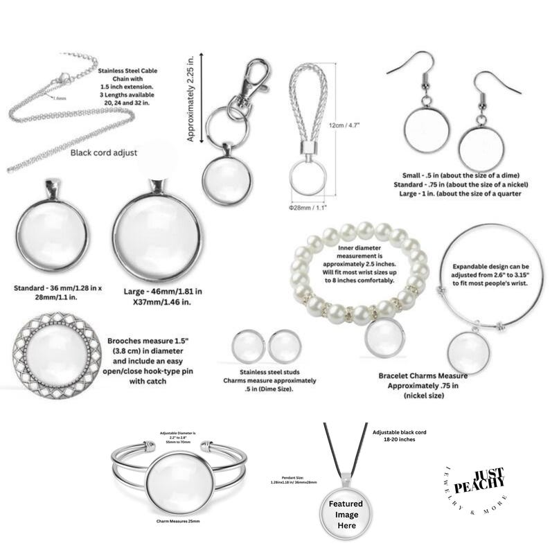 Op de afbeelding: Een verzameling sieradenonderdelen, waaronder kettingen, oorbellen, armbanden en sleutelhangers. De stukken hebben heldere, ronde inzetstukken voor personalisatie. Afmetingen worden in centimeters gegeven voor verschillende componenten, zoals kettinglengtes en armbandmaten.