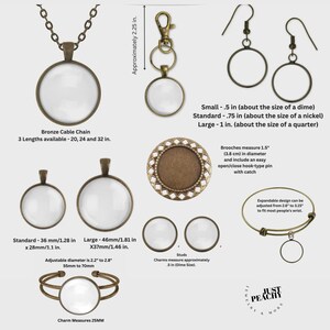 Op de afbeelding: Een verscheidenheid aan bronzen sieradencomponenten wordt getoond, waaronder een ketting, sleutelhanger, oorbellen, broches, studs en een armband. Maten vari&euml;ren, met afmetingen in inches en millimeters. De tekst "JUST PEACHY" is zichtbaar.