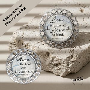 Puede incluir: Dos placas decorativas redondas de metal plateado con bordes de celosía intrincados. La placa superior presenta el texto 'Love is patient, Love is kind. 1 Corinthians 13:4'. La placa inferior presenta el texto 'Trust in the Lord with all your heart Proverbs 3:5-6'.