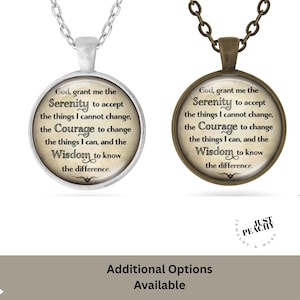 Puede incluir: Dos collares con colgante redondo con la Oración de la Serenidad. Uno tiene una cadena y bisel plateados, el otro una cadena y bisel bronce. El texto dice: "Dios, concédeme la serenidad..." Opciones adicionales disponibles.