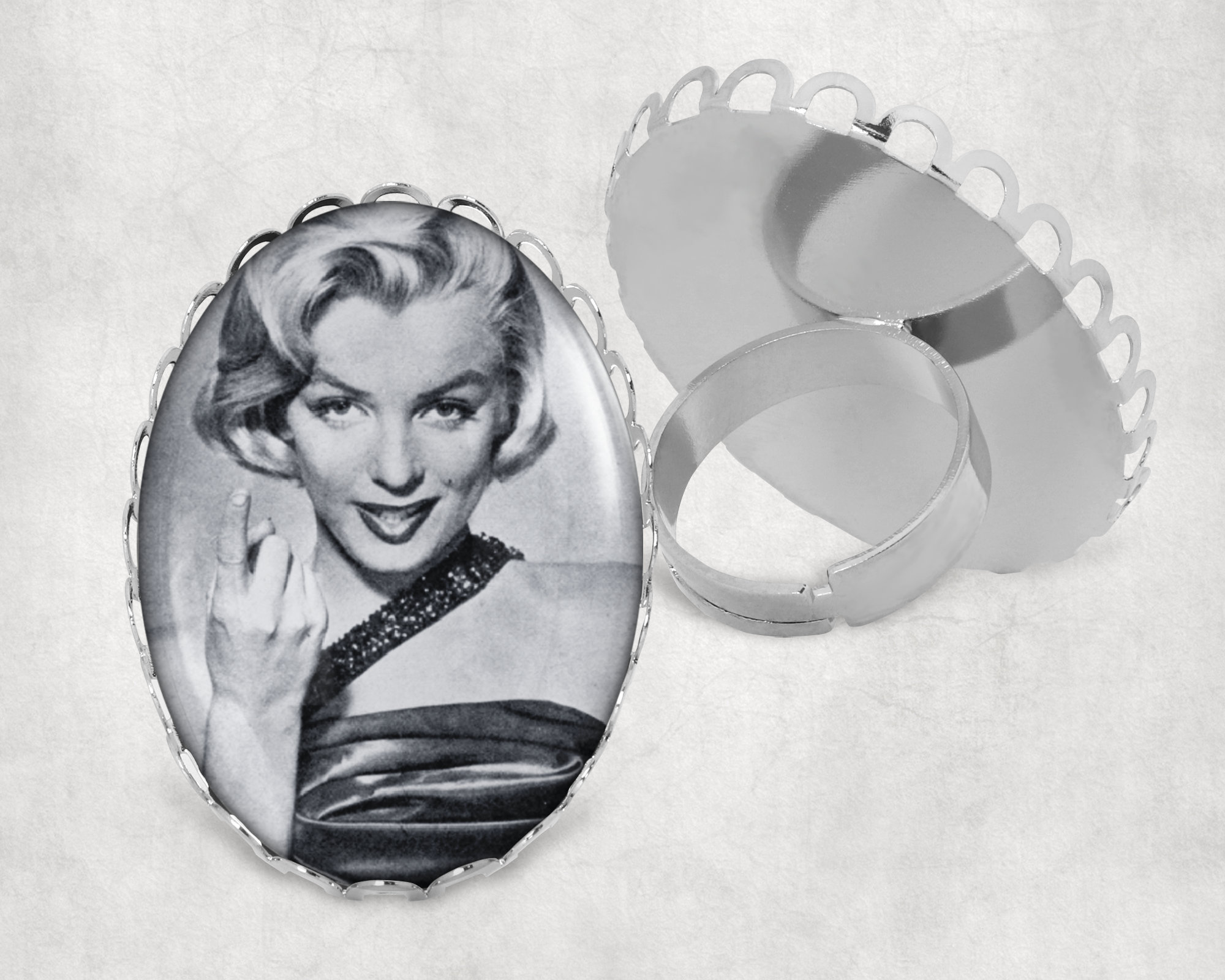 Marilyn Monroe Oval Silver Filigree Ring up to Sz 9 Glass Dome 