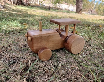 Handgemaakt speelgoed tractor van walnotenhout, natuurlijk houtdecor