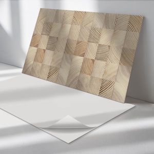 Puede incluir: Una lámina de chapa de madera autoadhesiva con un patrón de tablero de ajedrez de veta de madera clara y oscura. La chapa está sobre un fondo blanco.