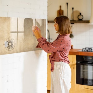 Tablero magnético con brújula, lista de tareas para la pared, tablero de mensajes marrón, diseño de pared con fotos para niños, marcador + esponja