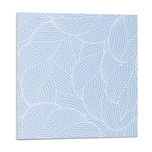 Puede incluir: Un fondo azul claro con un patrón blanco de líneas entrelazadas que se superponen, creando un diseño orgánico en espiral.