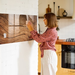 Tablero magnético de madera vieja, lista de tareas para la pared, tablero de mensajes marrón, exhibición de fotos de pared con patrón de naturaleza, marcador + esponja