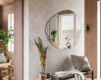 Hangende slaapkamerspiegel, asymmetrische vorm, frameloze spiegel, wanddecoratie, modern design, minimalistische stijl
