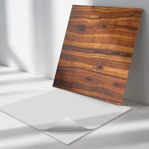 Puede incluir: Una lámina de papel de contacto con textura de madera con un respaldo adhesivo. El papel tiene un patrón de veta de madera marrón oscuro con un acabado brillante.