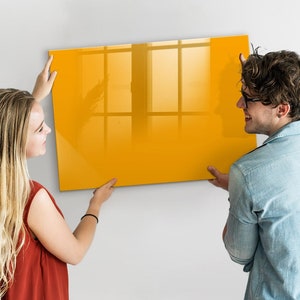 Tablero magnético de color amarillo dorado, exhibición de fotos en la pared, tablero de notas de color amarillo oscuro, lista de tareas para pared de color sólido, marcador + esponja