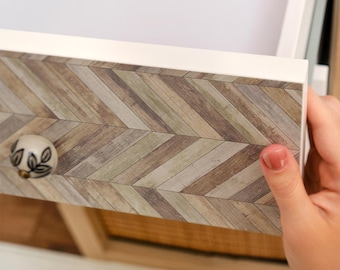Impiallacciatura autoadesiva a spina di pesce senza tempo, decalcomania per mobili autoadesiva marrone e beige, lamina rustica, rivestimento testurizzato