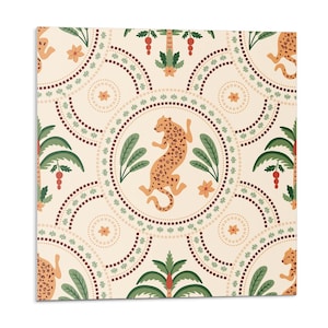 以下が含まれることがあります： ヤシの木と花柄のモチーフに囲まれた円の中に、スタイリッシュなヒョウを描いたシームレスパターン。背景はクリーム色で、茶色、緑、オレンジのアクセントが施されています。