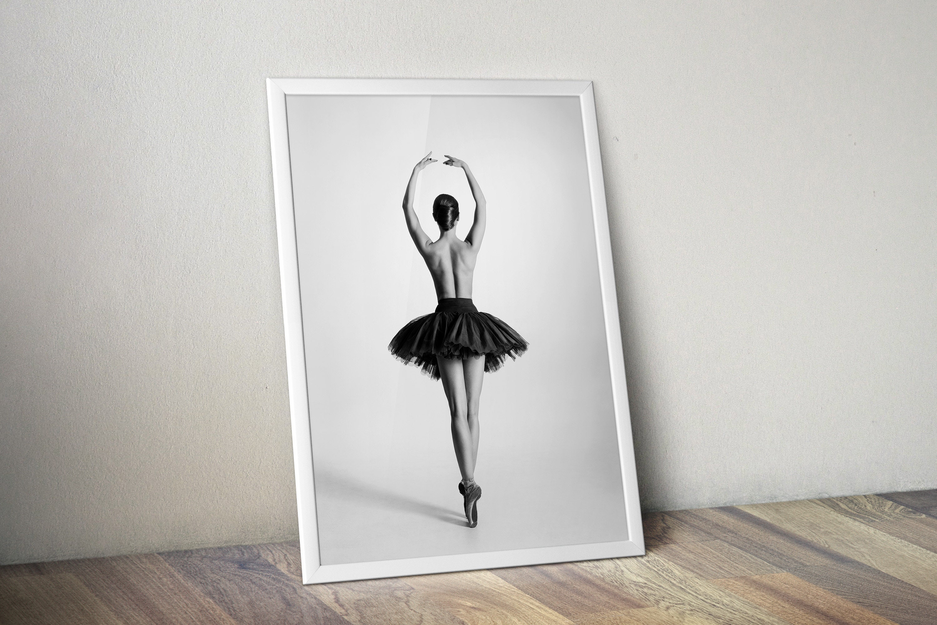 無地の背景にトップレスのバレエダンサーの白黒のトレース 粘着