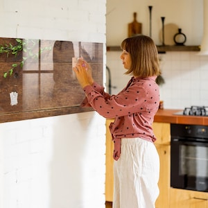 Tablero magnético de madera rústica, lista de tareas para la pared, tablero de mensajes marrón, exhibición de fotos de pared con patrón natural, marcador + esponja