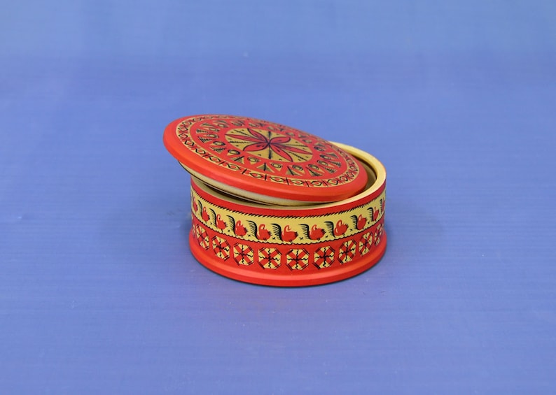 Wonderful wooden casket decorated with elements of painting. 47 diameter 12 cm