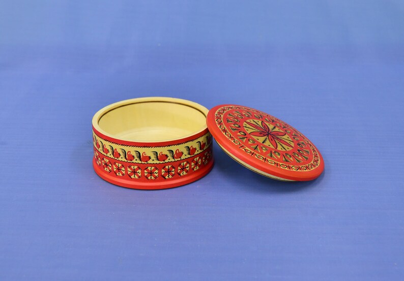 Wonderful wooden casket decorated with elements of painting. 47 diameter 12 cm