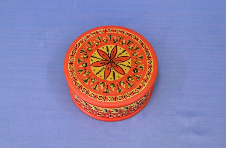 Wonderful wooden casket decorated with elements of painting. 47 diameter 12 cm