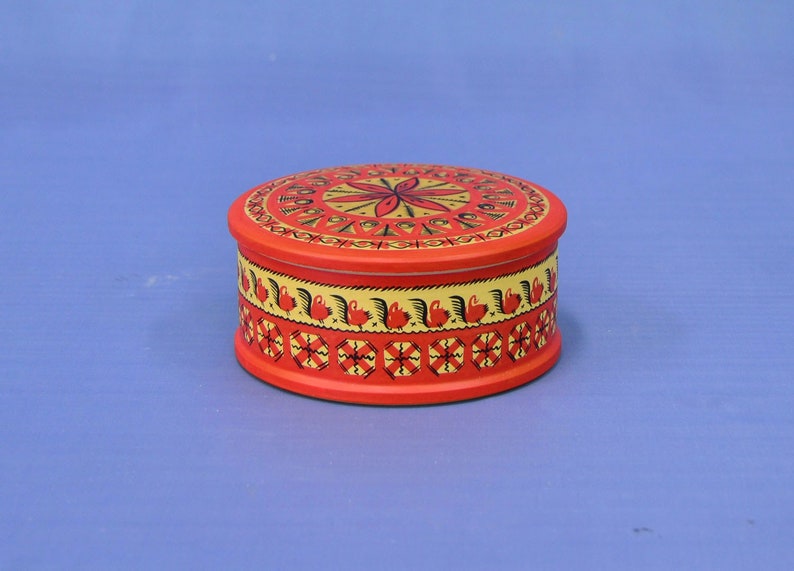 Wonderful wooden casket decorated with elements of painting. 47 diameter 12 cm