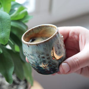 Xícara de café expresso celestial feita à mão: cerâmica de 90 ml com lua e estrelas douradas.
